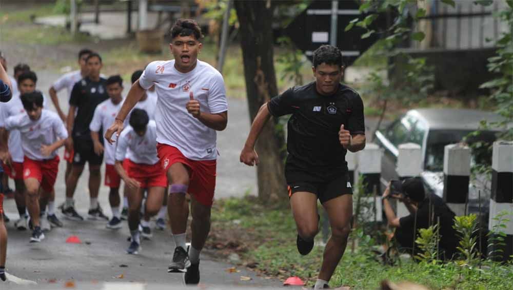 Skuat Persik Kediri digembleng kondisi fisiknya dalam latihan di kawasan wisata Goa Selomangleng Kota Kediri, demi persiapan Liga 1. Copyright: © MO Persik Kediri