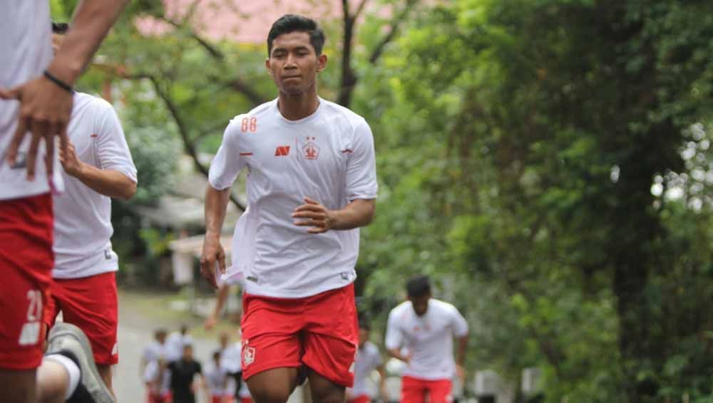 Skuat Persik digembleng kondisi fisiknya dalam latihan di kawasan wisata Goa Selomangleng Kota Kediri. Copyright: © MO Persik Kediri