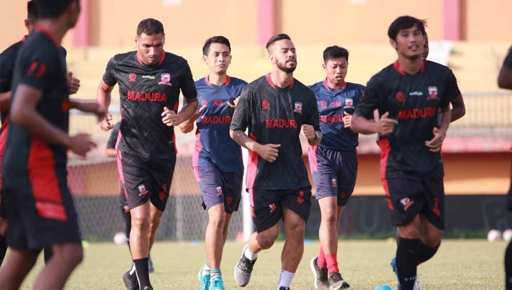 Latihan perdana Rafael Silva dengan Madura United. Copyright: © MO Madura United