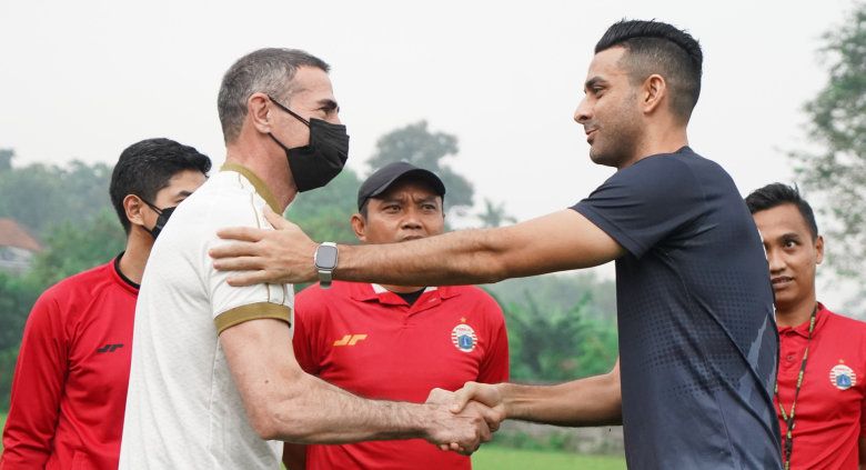 Pelatih baru Persija, Angelo Alessio (kiri) mulai memimpin latihan secara langsung pada Jumat (18/06/21) di Sawangan, Depok. Copyright: © Kahirul Imam/Persija