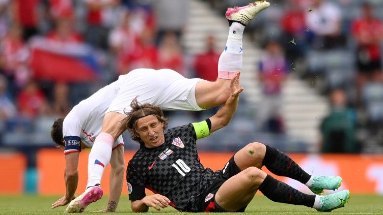 Luka Modric ketika sedang berduel dengan pemain lawan dalam laga Euro 2020 lalu antara Kroasia vs Ceko Copyright: © Stu Forster/Getty Images