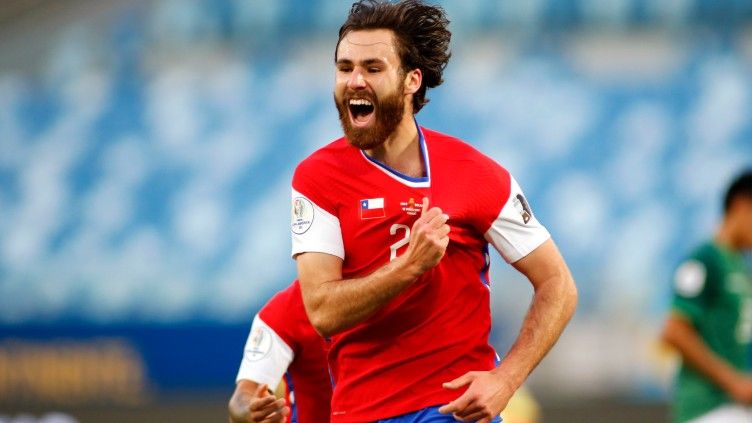 Ben Brereton merayakan gol kemenangan Chile atas Bolivia di Copa America Copyright: © Miguel Schincariol/Getty Images