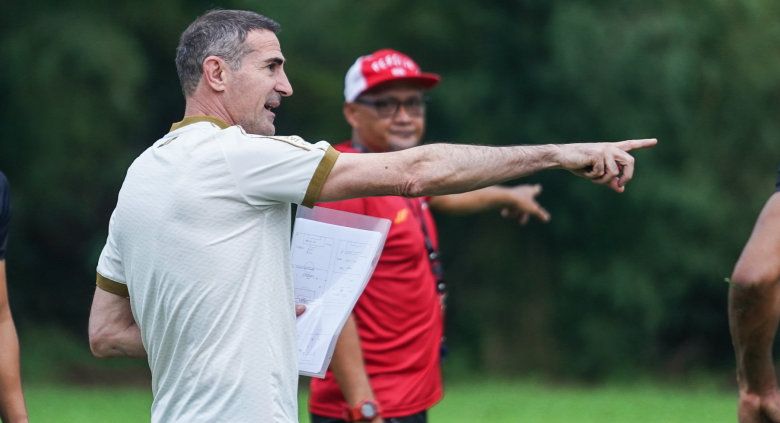 Menanggapi penundaan Liga 1 2021/22, klub Persija Jakarta, melalui pelatih Angelo Alessio justru, merasa mendapat keuntungan. Copyright: © Khairul Imam/Persija