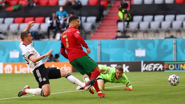 Proses gol Cristiano Ronaldo dalam laga lanjutan Grup F Euro 2020 antara Portugal vs Jerman, Sabtu (19/06/21). Copyright: © Kai Pfaffenbach/Getty Images