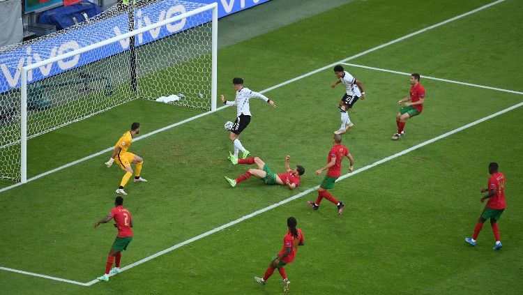 Portugal mencatatkan tiga rekor aib sekaligus setelah dibantai Portugal dengan skor 2-4 dalam laga lanjutan Grup F Euro 2020, Sabtu (19/06/21). Copyright: © Matthias Hangst/Getty Images