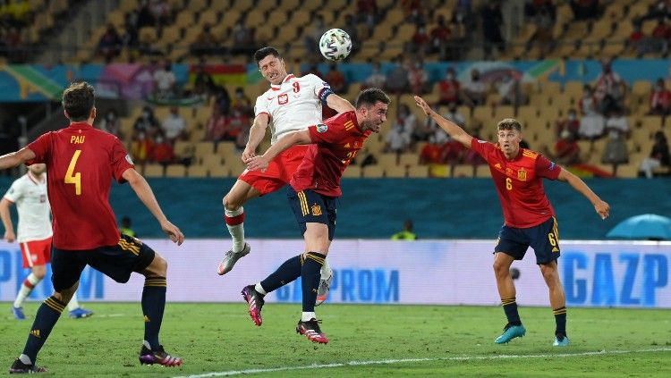 Duel Robert Lewandowski dengan Aymeric Laporte di laga Euro 2020 Spanyol vs Polandia. Copyright: © David Ramos/Getty Images