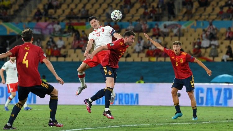 Duel Robert Lewandowski dengan Aymeric Laporte di laga lanjutan Grup E Euro 2020 antara Spanyol vs Polandia, Minggu (20/06/21). Copyright: © David Ramos/Getty Images