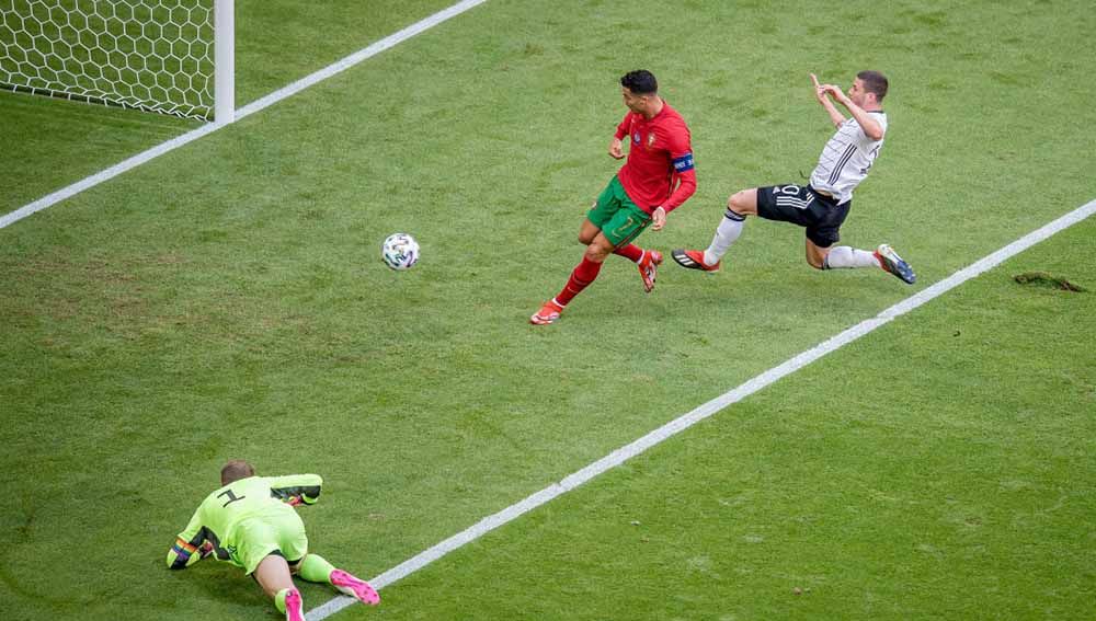 Pemain Portugal Cristiano Ronaldo mencetak gol pembuka untuk timnya. Copyright: © Markus Gilliar/GES-Sportfoto via Getty Images