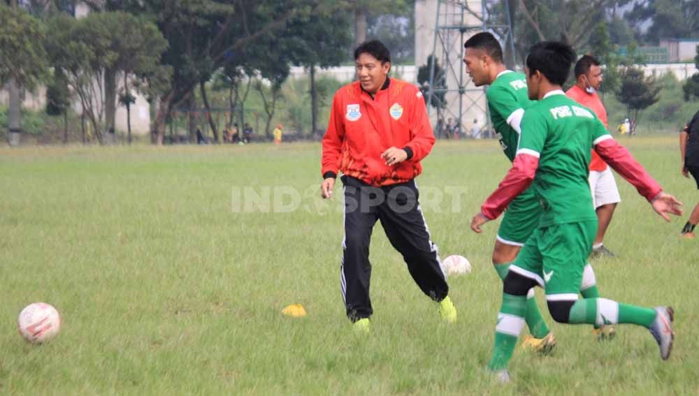 Pelatih PSKC Cimahi, Robby Darwis, saat memimpin latihan di Lapangan Brigif, Kota Cimahi. Copyright: © Arif Rahman/INDOSPORT