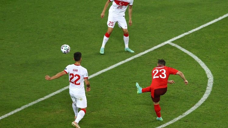 Proses gol kedua Swiss ke gawang Turki yang dicetak oleh Xherdan Shaqiri. Copyright: © Naomi Baker/Getty Images