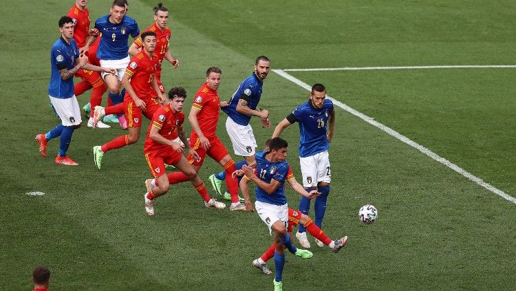 Proses gol Italia ke gawang Wales yang dicetak oleh Matteo Pessina. Copyright: © Ryan Pierse/Getty Images