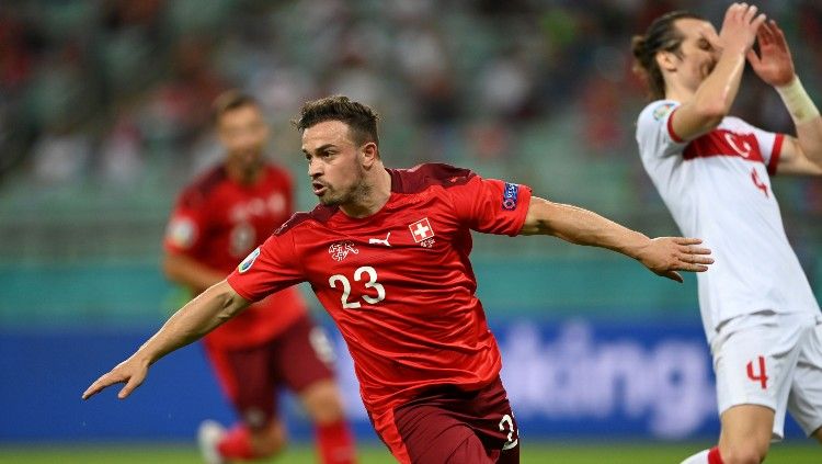 Selebrasi Xherdan Shaqiri usai mencetak gol ketiga Swiss ke gawang Turki. Copyright: © Ozan Kose/Getty Images
