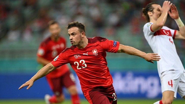 Teka-teki yang menyelimuti masa depan Xherdan Shaqiri akhirnya terjawab. Pemain berusia 30 tahun tersebut bakal meninggalkan benua biru usai kontraknya diputus Olympique Lyon. Copyright: © Ozan Kose/Getty Images