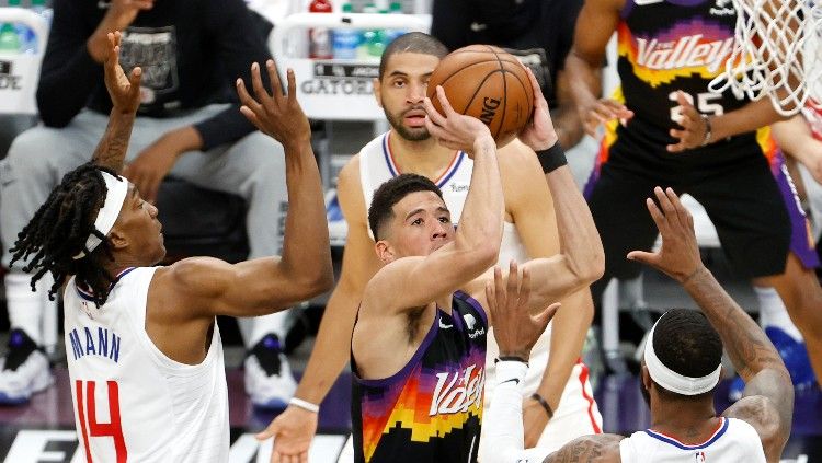 Aksi Devin Booker di final wilayah NBA 2021 antara Phoenix Suns vs Los Angeles Clippers. Copyright: © Christian Petersen/Getty Images