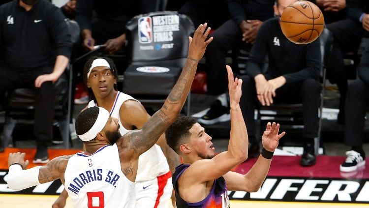 Aksi Devin Booker di final wilayah NBA 2021 antara Phoenix Suns vs Los Angeles Clippers. Copyright: © Christian Petersen/Getty Images