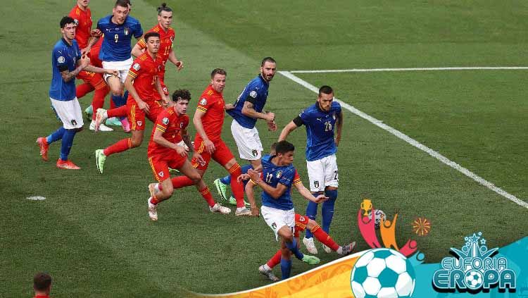 Proses gol Italia ke gawang Wales yang dicetak oleh Matteo Pessina. Copyright: © Ryan Pierse/Getty Images