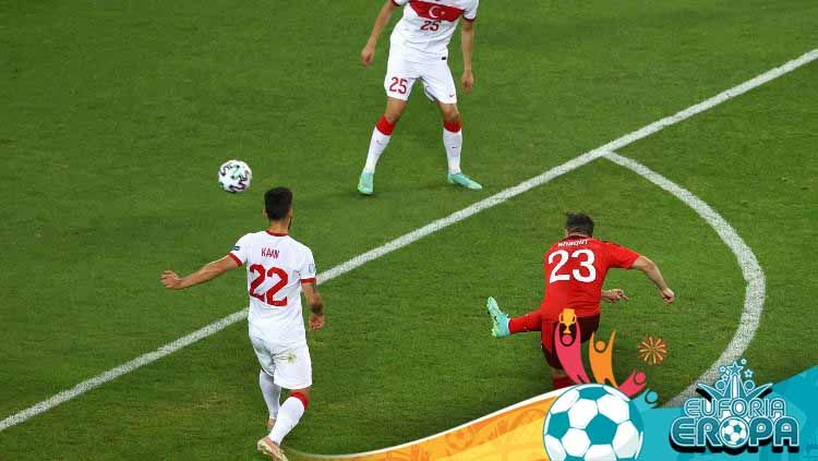 Proses gol kedua Swiss ke gawang Turki yang dicetak oleh Xherdan Shaqiri. Copyright: © Naomi Baker/Getty Images