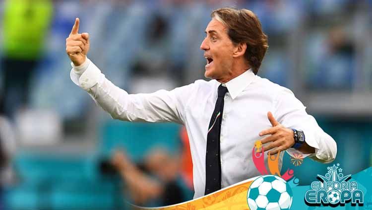 Roberto Mancini tanpa disadari melakukan penghinaan jelang laga Italia vs Spanyol di Euro 2020. Copyright: © Claudio Villa/Getty Images