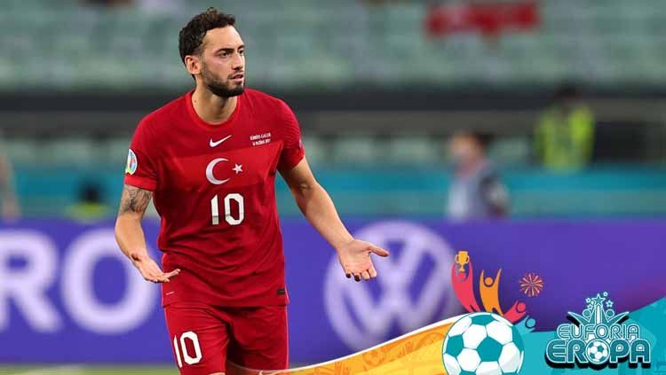 Hakan Calhanoglu saat bermain bersama Timnas Turki di Euro 2020.  Copyright: © Ali Balikci/Anadolu Agency via Getty Images