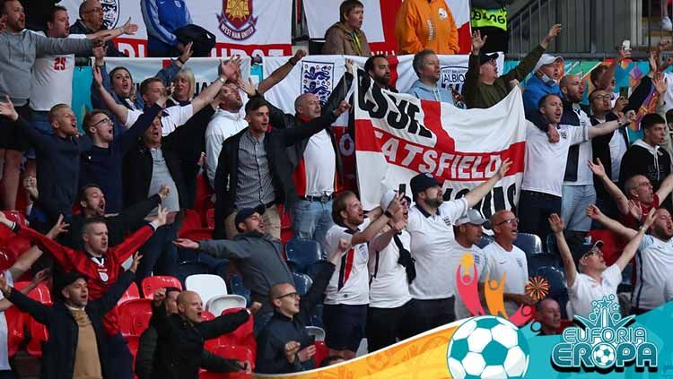 Fans Timnas Inggris saat mendukung timnya di Euro 2020. Foto: Robbie Jay Barratt - AMA/Getty Images. Copyright: © Robbie Jay Barratt - AMA/Getty Images