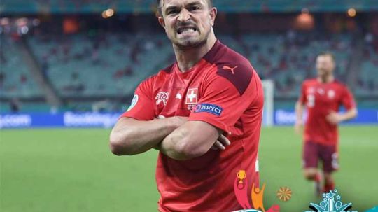 Selebrasi Xherdan Shaqiri usai mencetak gol ketiga Swiss ke gawang Turki. Copyright: © Ozan Kose - Pool/Getty Images