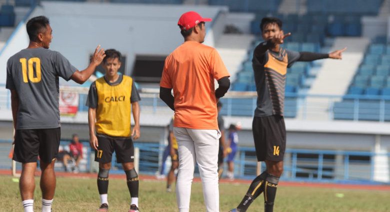 Pelatih Sriwijaya FC, Nilmaizar saat memberikan arahan kepada anak asuhnya dalam latihan. Copyright: © Official Sriwijaya FC