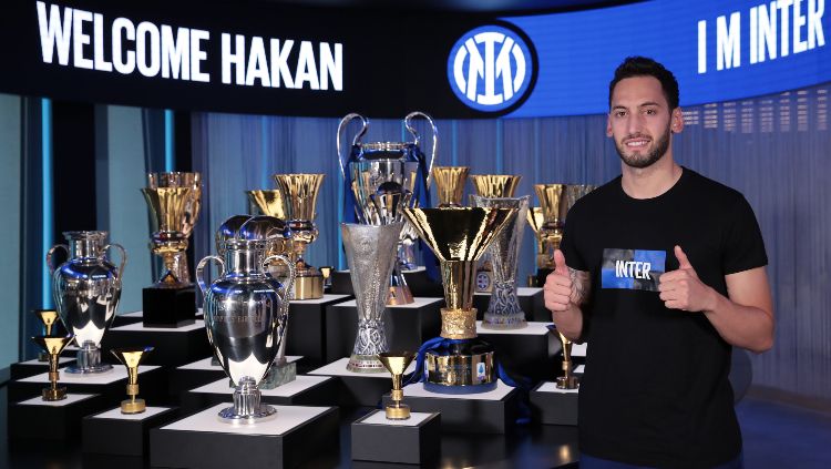 Hakan Calhanoglu Resmi Ke Inter Milan Copyright: © twitter.com/Inter