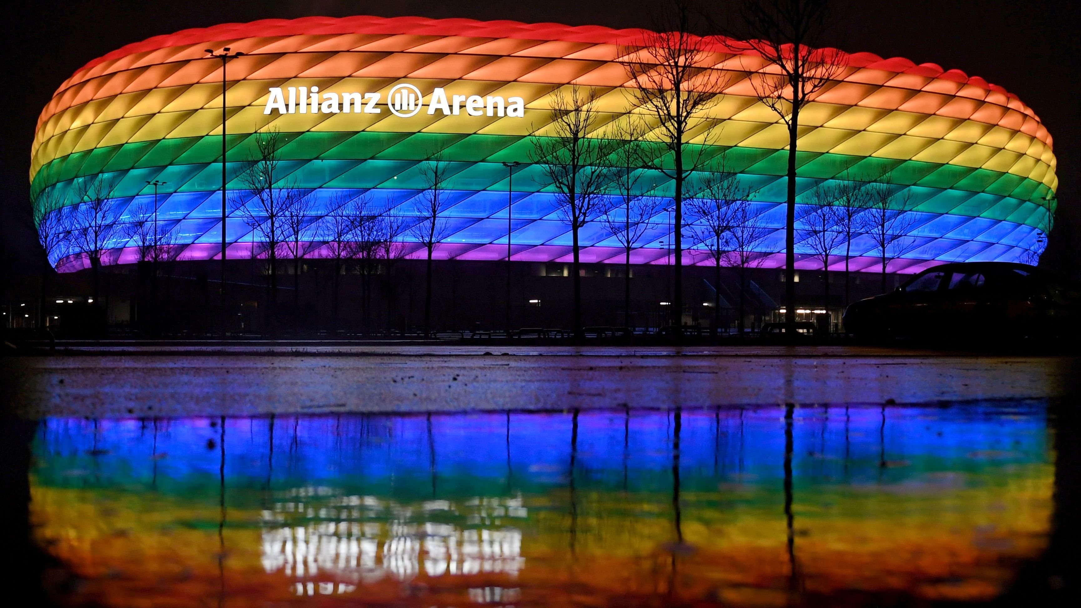 Allianz Arena dengan warna pelangi Copyright: © REUTERS/Andreas Gebert DFL