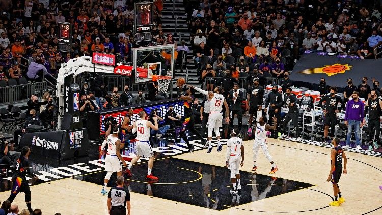 Deandre Ayton (Suns) mencoba memasukkan bola ke keranjang di laga Suns vs Clippers. Copyright: © Christian Petersen/Getty Images