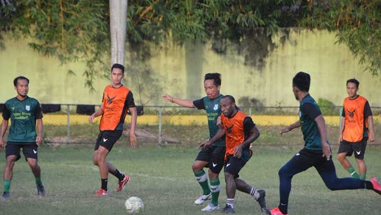 Skuat PSMS Medan saat menjalani latihan rutin di Stadion Mini Kebun Bunga, Medan, Rabu (23/06/21) Copyright: © Aldi Aulia Anwar/INDOSPORT