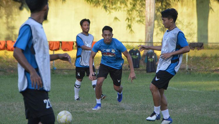 Pemain trial, Rendy Armando (tengah), saat mengikuti latihan dengan PSMS Medan di Stadion Mini Kebun Bunga. Copyright: © Aldi Aulia Anwar/INDOSPORT