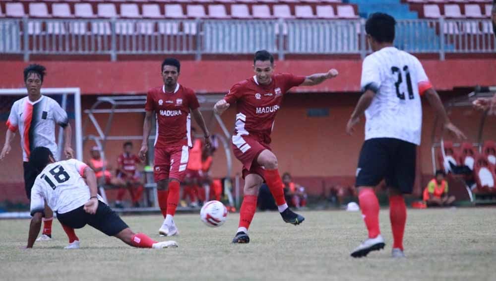 Silvio Escobar saat tampil dalam laga uji coba yang dimenangkan Madura United 2-0 atas Putra Jombang. Copyright: © MO Madura United