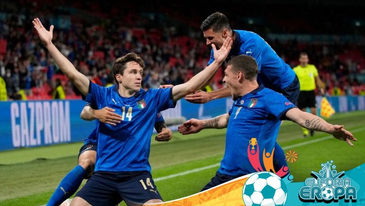Italia dihampiri kabar buruk jelang duel melawan Inggris di final Euro 2020, Senin (12/07/21) dengan adanya 3 kasus positif Covid-19 di tubuh tim. Copyright: © FRANK AUGSTEIN/POOL/AFP via Getty Images