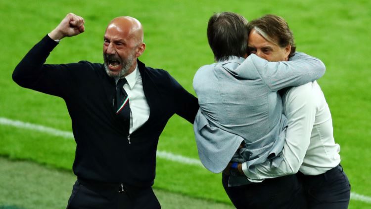 Selebrasi Gianluca Vialli dan Roberto Mancini di laga Euro 2020 Italia vs Austria. Copyright: © Chris Brunskill/Fantasista/Getty Images
