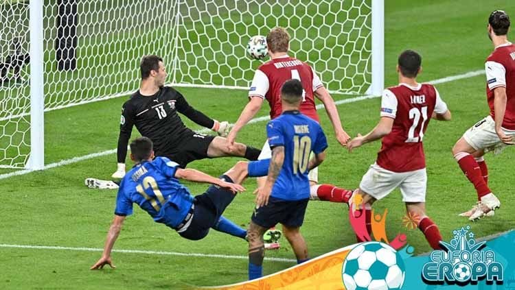 Gelandang Italia Matteo Pessina usai mencetak gol kedua tim ke gawang Austria. Copyright: © JUSTIN TALLIS/POOL/AFP via Getty Images