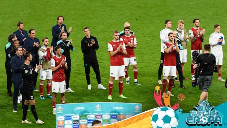Para pemain austria kecewa usai takluk pada pertandingan babak 16 besar Kejuaraan UEFA Euro 2020. Copyright: © Vincent Mignott/DeFodi Images via Getty Images