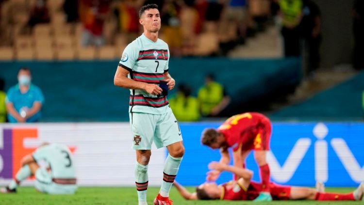 Cristiano Ronaldo mewanti-wanti Timnas Portugal agar tidak meremehkan Makedonia Utara setelah menyaksikan kehancuran Italia yang gagal ke Piala Dunia. Copyright: © Thanassis Stavrakis - Pool/UEFA via Getty Images