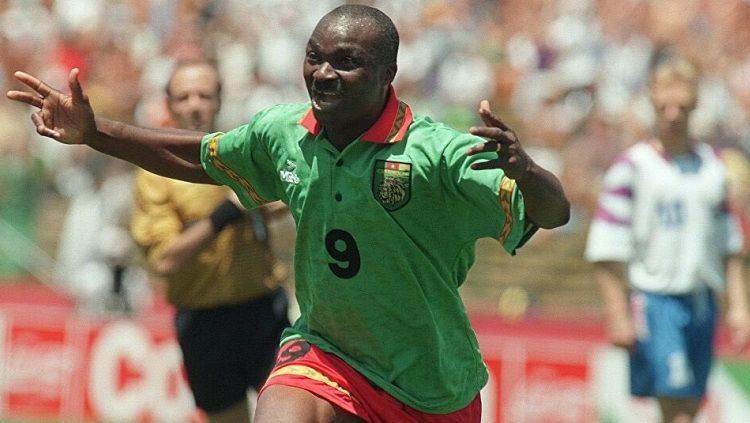Selebrasi Roger Milla usai mencetak gol untuk Kamerun dalam pertandingan Piala Dunia kontra Rusia, 28 Juni 1994. Copyright: © FIFA