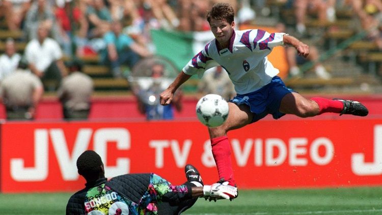 Aksi striker legendaris Rusia, Oleg Salenko, dalam pertandingan Piala Dunia kontra Kamerun, 28 Juni 1994. Copyright: © FIFA