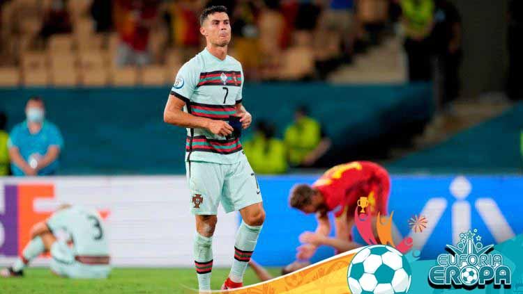 Cristiano Ronaldo melepas ban kaptennya di laga Euro 2020 Belgia vs Portugal. Copyright: © Thanassis Stavrakis - Pool/UEFA via Getty Images