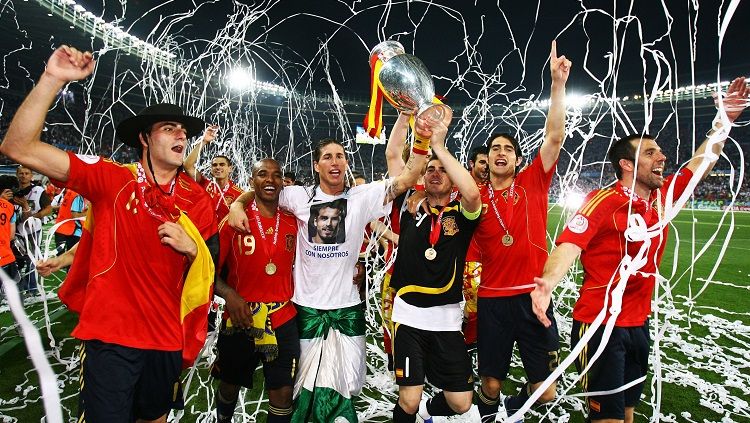 Segenap pemain Spanyol mengarak trofi Piala Eropa usai mengalahkan Jerman di final, 29 Juni 2008. Copyright: © UEFA