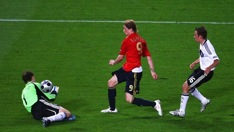Striker Fernando Torres mencetak gol kemenangan Spanyol atas Jerman dalam pertandingan final Piala Eropa, 29 Juni 2008. Copyright: © UEFA