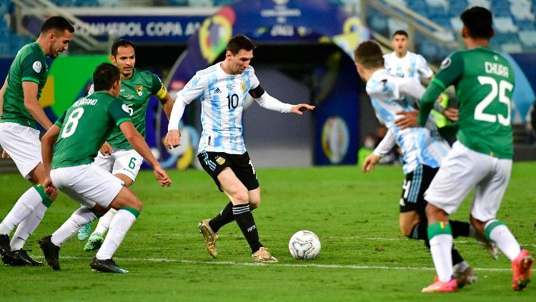 Aksi Lionel Messi di laga terakhir grup A Copa America 2021 antara Bolivia vs Argentina (29/06/21). Copyright: © Rogerio Florentino/Getty Images