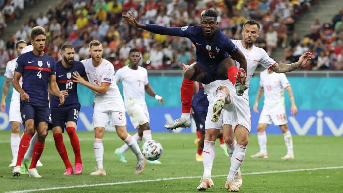 Aksi Paul Pogba di laga Prancis vs Swiss. Copyright: © REUTERS/Marko Djurica