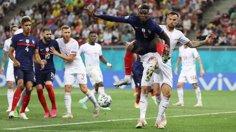 Aksi Paul Pogba di laga Prancis vs Swiss Copyright: © REUTERS/Marko Djurica