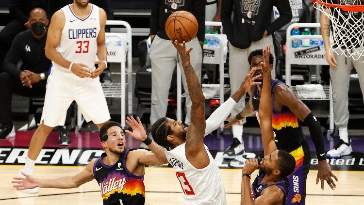 Bintang dari Los Angeles Clippers, Paul George harus absen saat Play In Tournament kala Los Angeles Clippers menjamu New Orleans Copyright: © Christian Petersen/Getty Images