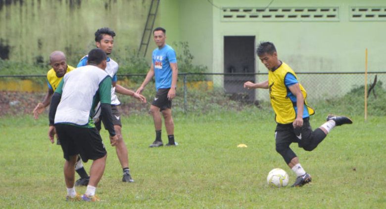 Skuat PSMS Medan saat melakoni latihan di Stadion Mini Kebun Bunga, Medan, Selasa (29/6/21) sore. Copyright: © Aldi Aulia Anwar/INDOSPORT