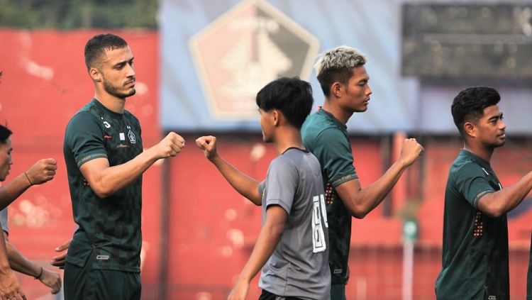 Pelatih Persik Kediri, Joko Susilo, memberi penilaian awal untuk tiga pilar asingnya saat debut dalam laga uji coba menjamu KS Tiga Naga. Copyright: © MO Persik Kediri