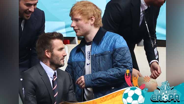 Eks pesepakbola David Beckham dan penyanyi Ed Sheeran saat berapa di tribun. Copyright: © Christian Charisius/picture alliance via Getty Images