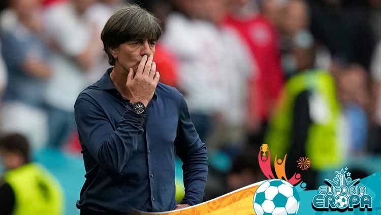 Aksi jorok kembali dilakukan oleh pelatih kepala Jerman, Joachim Low, saat dikalahkan oleh Inggris. Copyright: © FRANK AUGSTEIN/POOL/AFP via Getty Images